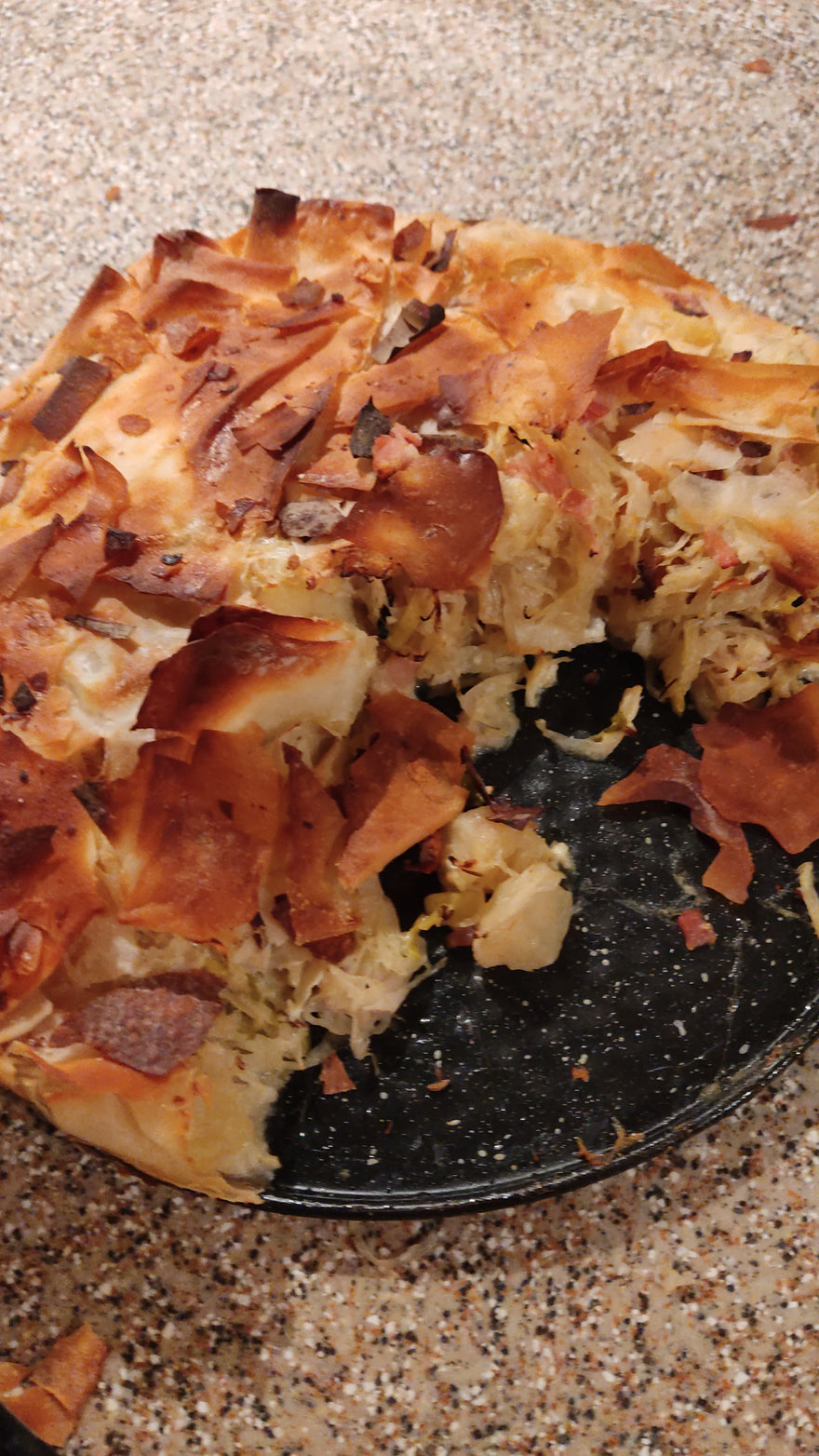 Gebruinde knapperige hartige taart op een keukenblad