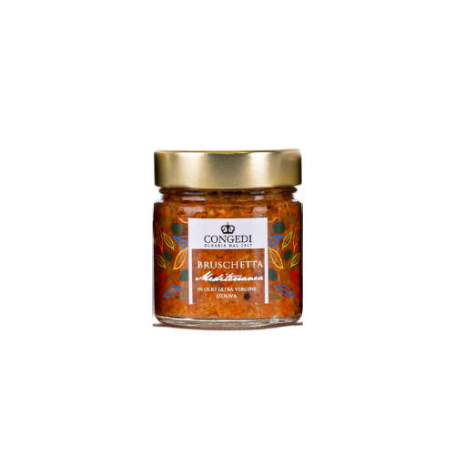 Glazen pot met gouden deksel, gevuld met fijngesneden oranjerode groenten in olie. Etiket met kleurrijke getekende blaadjes en de tekst Bruschetta Mediterranea.