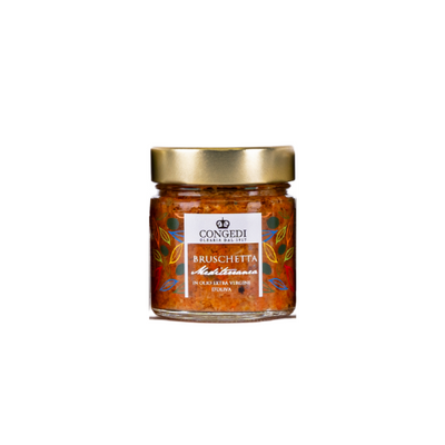 Glazen pot met gouden deksel, gevuld met fijngesneden oranjerode groenten in olie. Etiket met kleurrijke getekende blaadjes en de tekst Bruschetta Mediterranea.