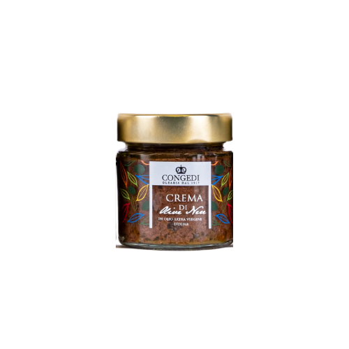Glazen pot met gouden deksel, gevuld met een donkerbruine, bijna zwarte olijvenpasta. Etiket met kleurrijke getekende blaadjes en de tekst Crema di Olive Nere.