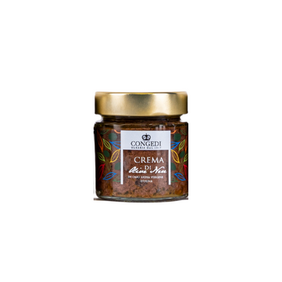 Glazen pot met gouden deksel, gevuld met een donkerbruine, bijna zwarte olijvenpasta. Etiket met kleurrijke getekende blaadjes en de tekst Crema di Olive Nere.