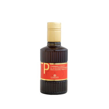 Kleine donkere geribbelde fles met gouden dop. Rood etiket met gouden randen, een grote gouden letter P, getekende rode pepertjes en de merknaam Congedi.