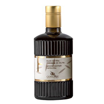 Donkere, bijna zwarte geribbelde glazen fles met gouden dop. Crèmekleurig etiket met gouden randen, een grote gouden letter F en de tekst Congedi Monocultivar Favolosa.
